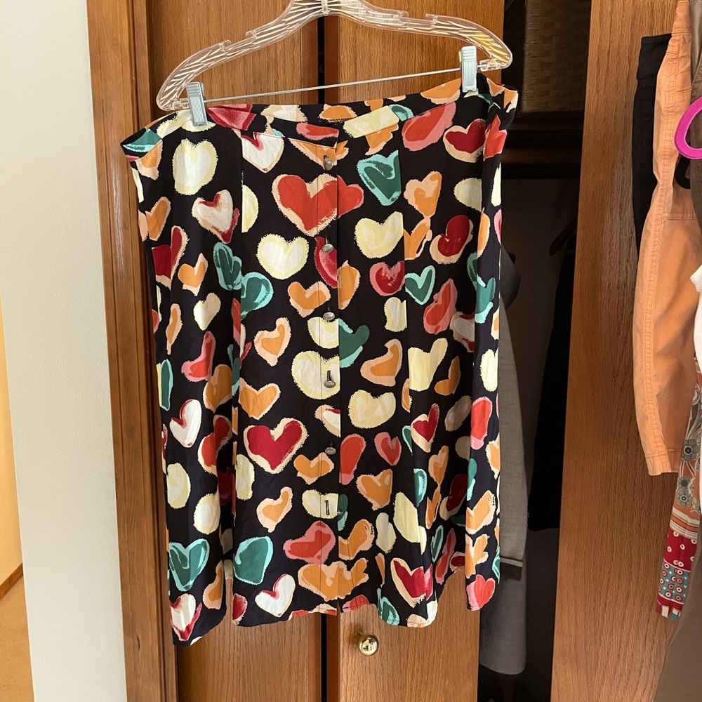Full button front L skirt, colorful hearts print